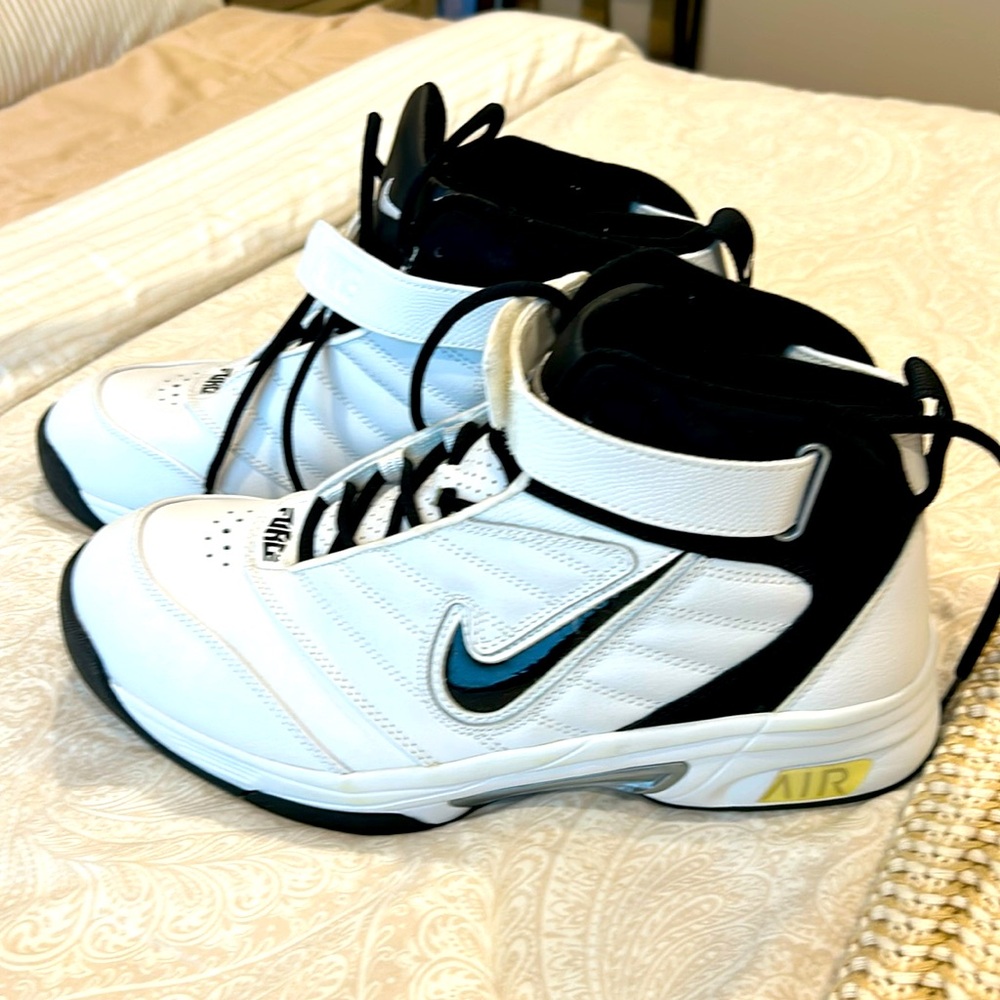 Like new NIKE force air high tops